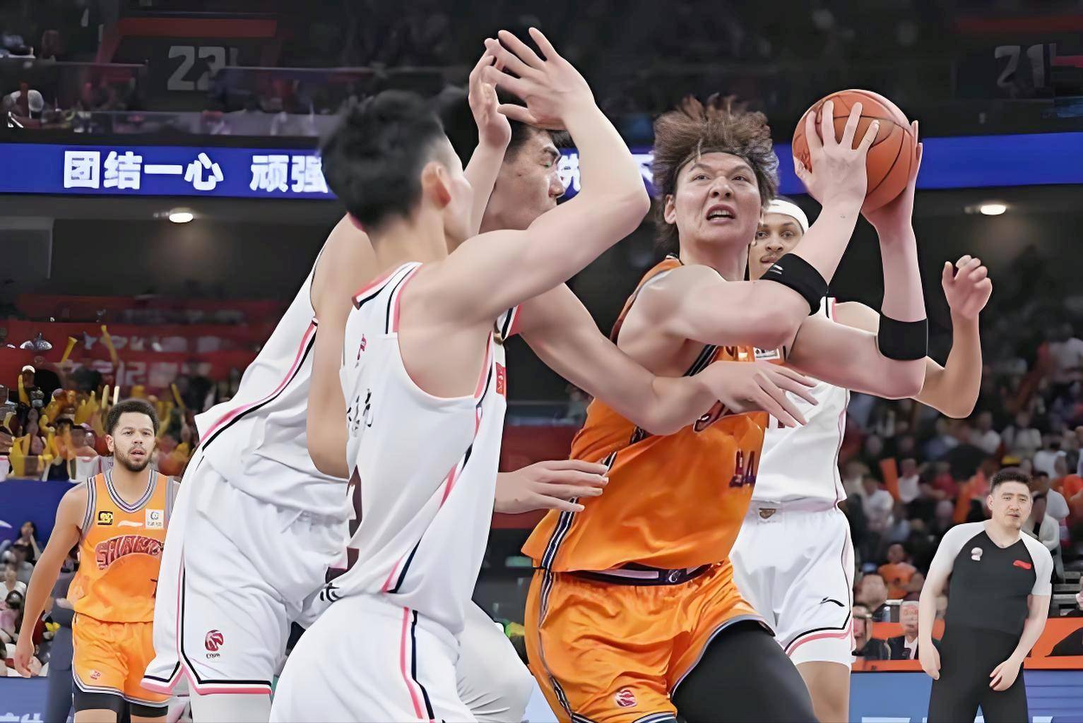 CBA联赛强队对决，谁能笑到最后