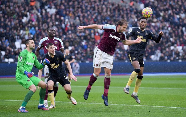 星空体育视频-南安普顿后防线频现失误，球队防守困难的简单介绍