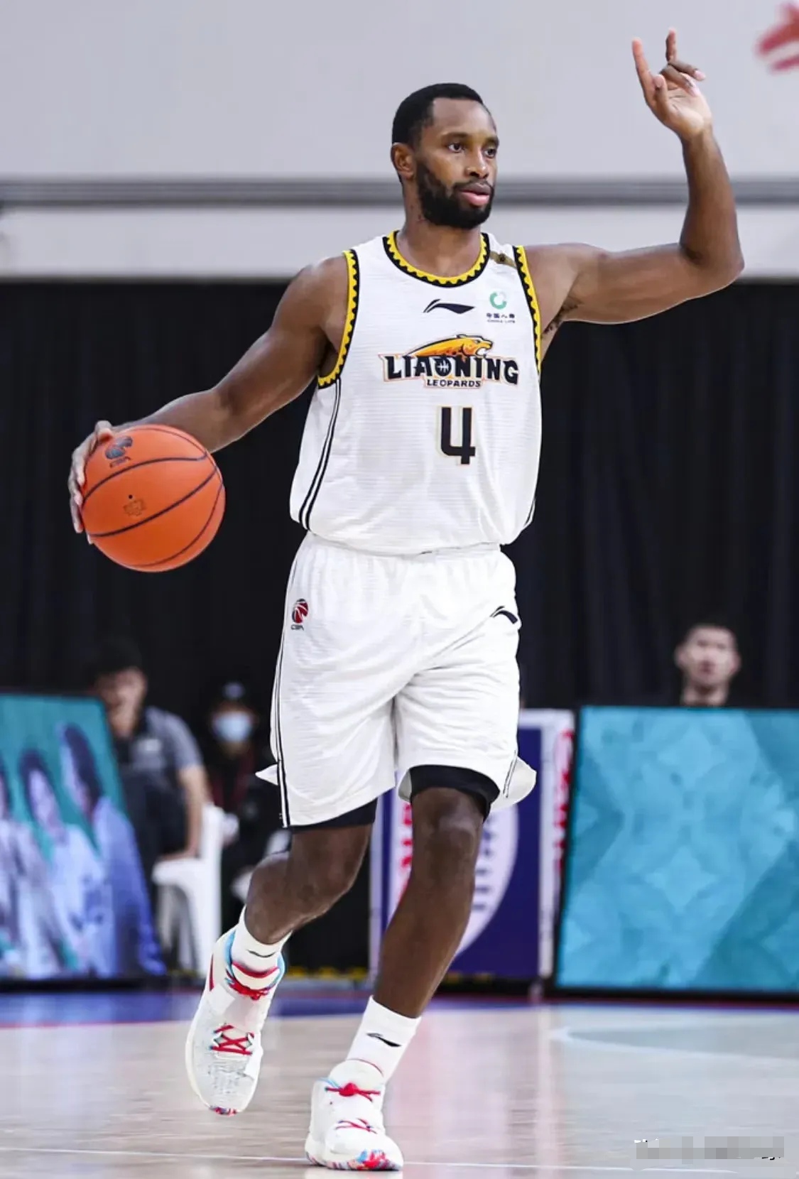 步行者球员赵继伟发挥出色，成为战术核心