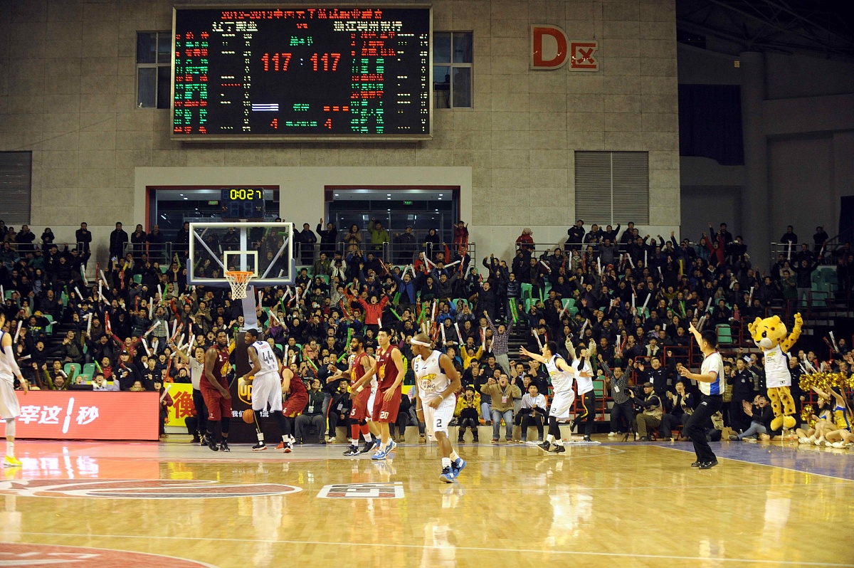 激烈比拼!球员表现受到球迷赞赏 激烈比拼!球员表现受到球迷赞赏