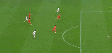 亚洲精英球员瞄准球门，直插对方防线