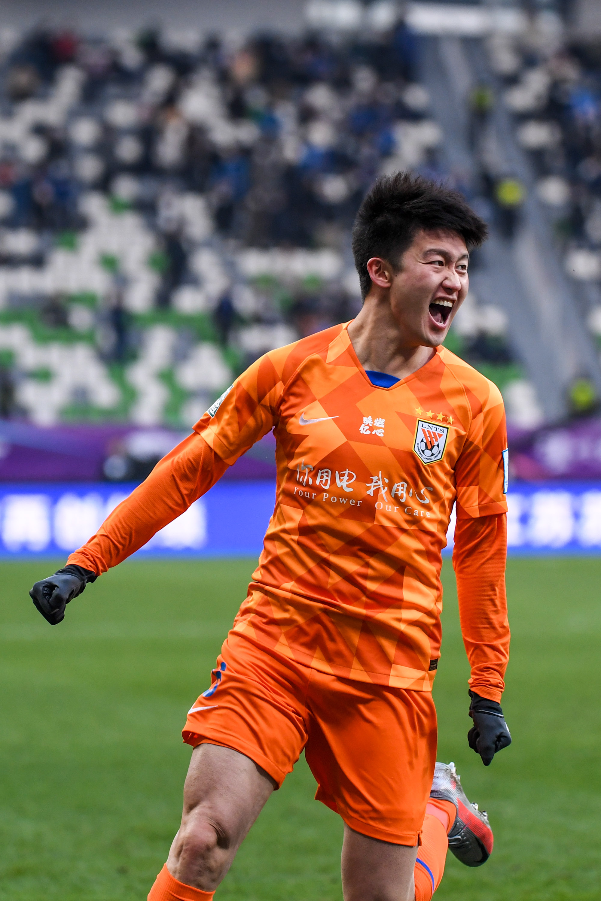 苏宁客场2:0战胜鲁能，取得关键胜利