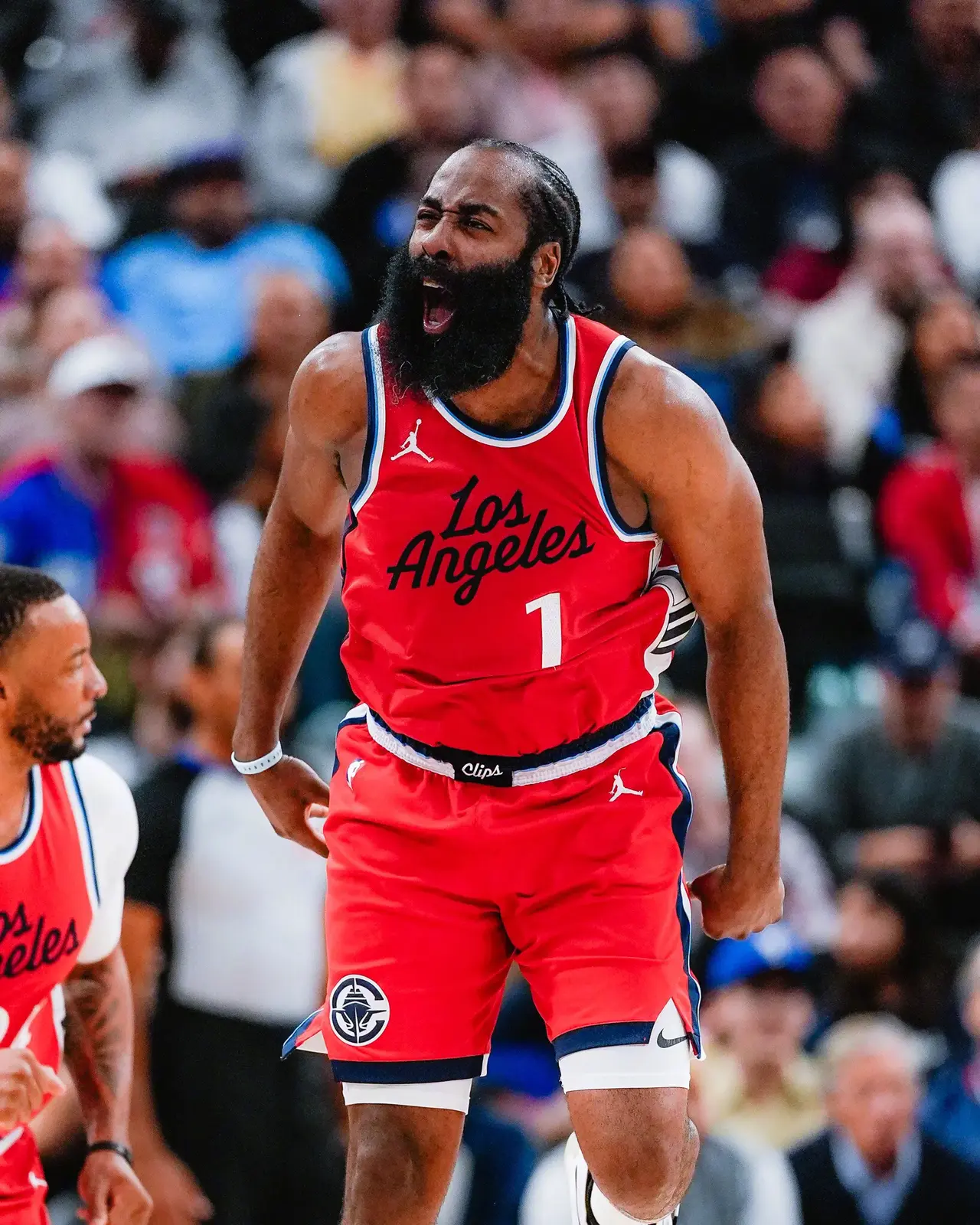 星空体育app下载-快船首战告捷，莱昂纳德表现出色