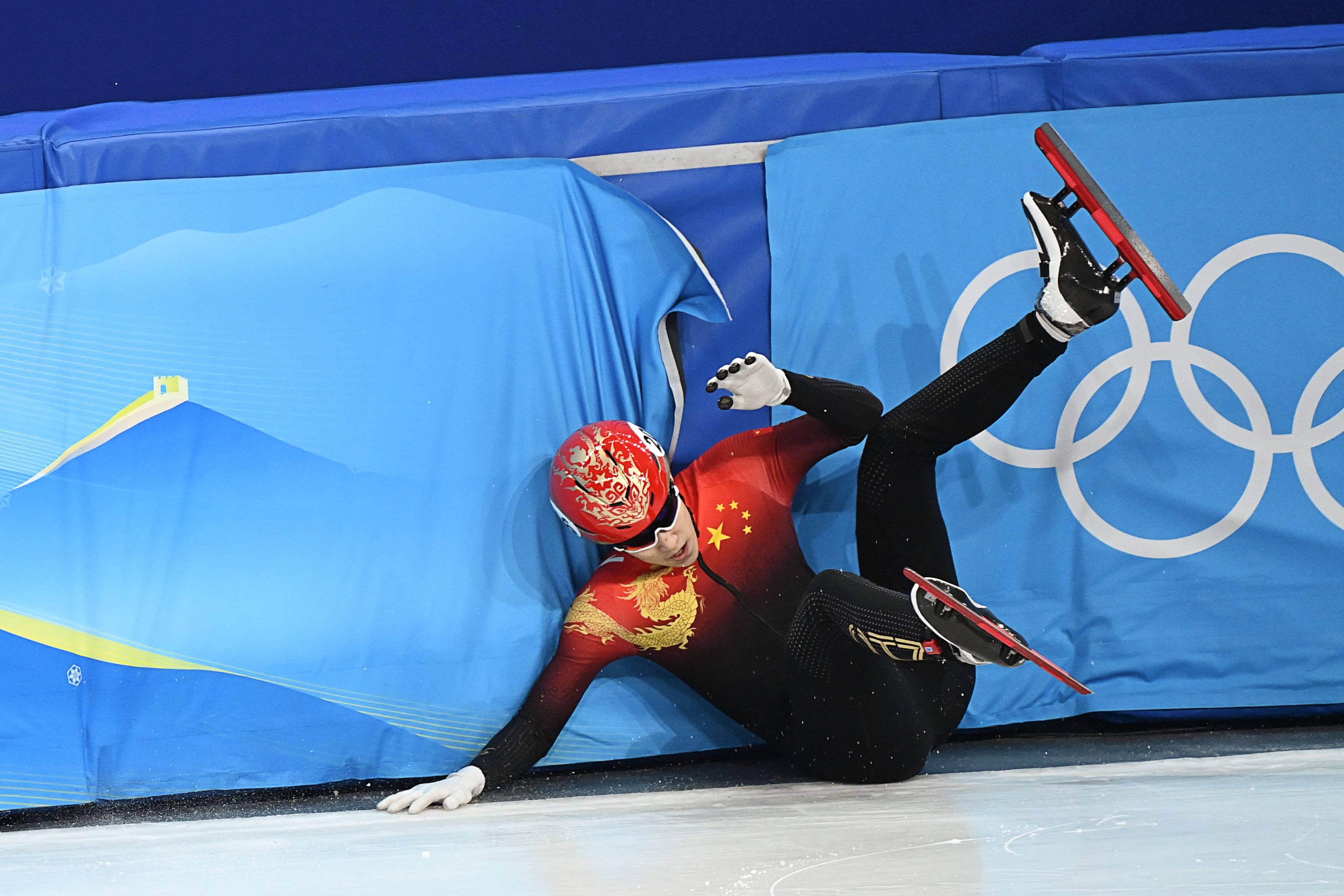 关于短道速滑运动员挥洒汗水，备战全力冲刺的信息