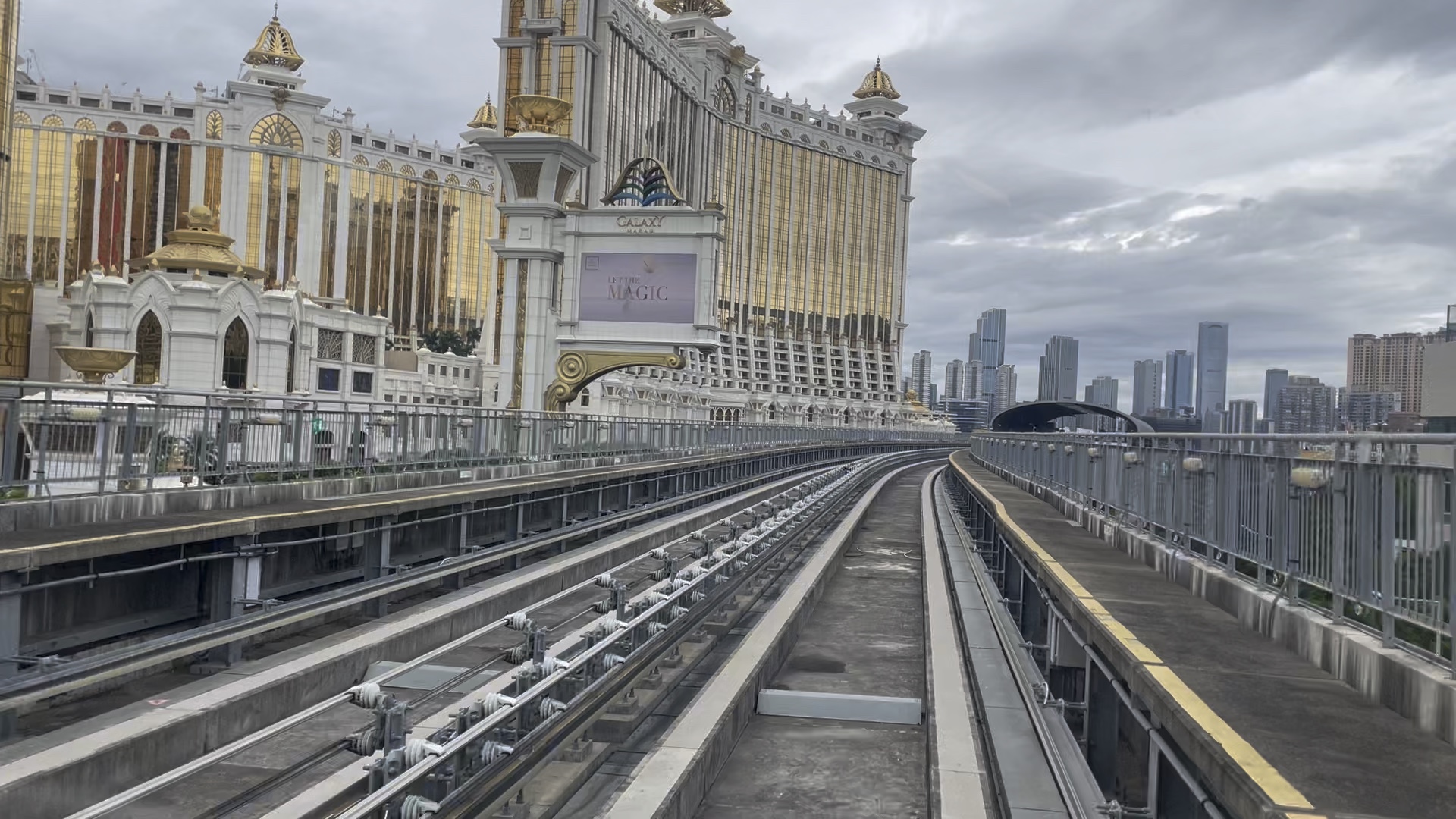 澳门城市灯火辉煌，团队合作赢得胜利